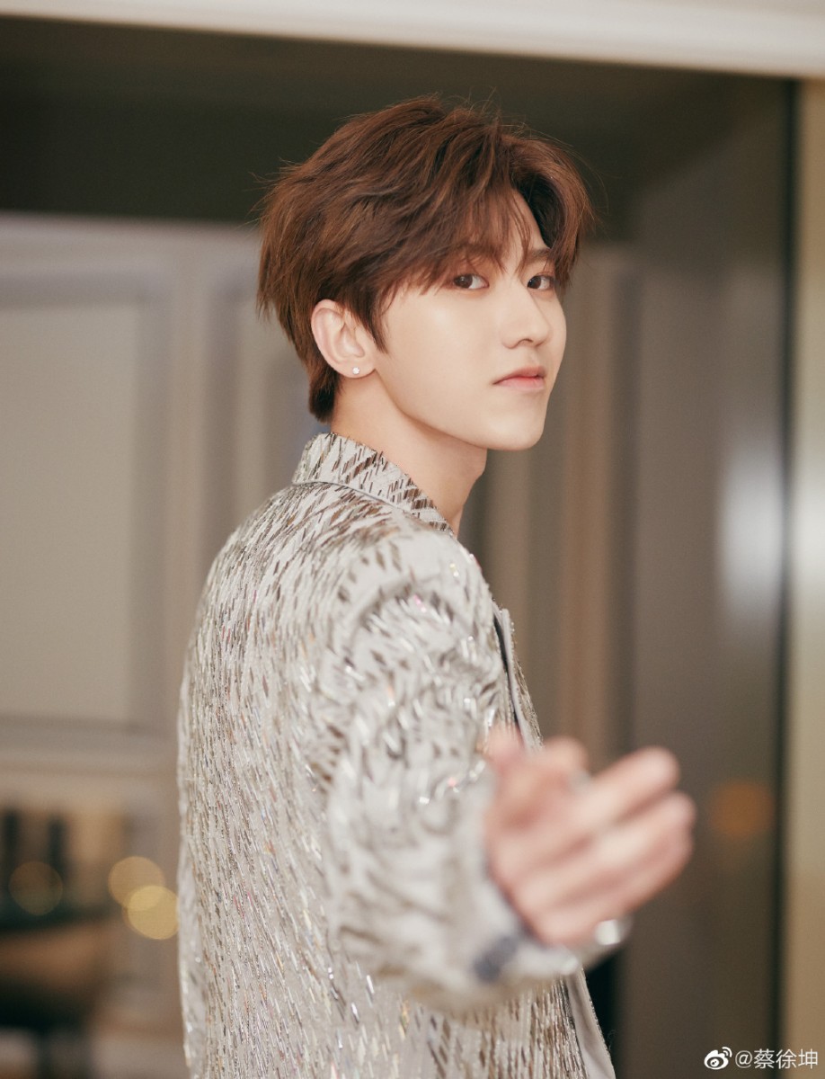 69e273f8gy1gag7mncrx6j22rk3m7b2c