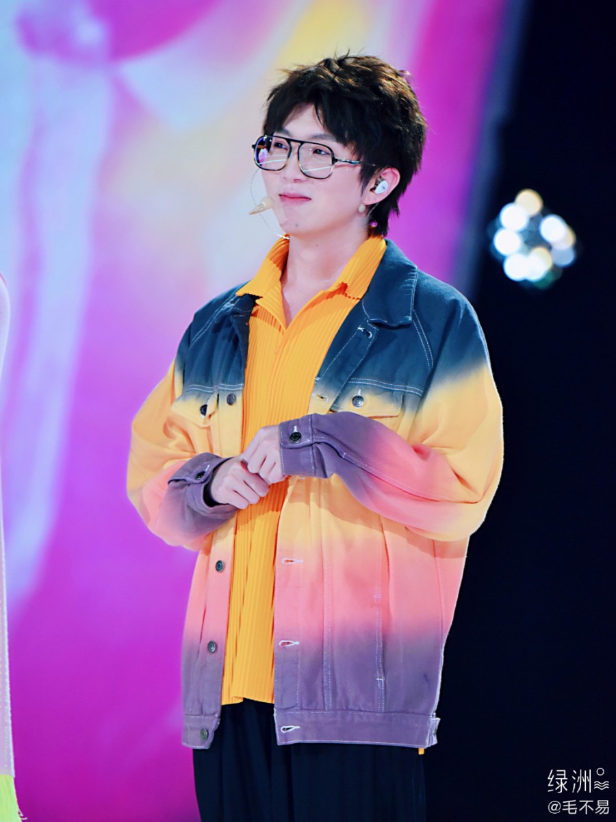 有留意华语音乐的Girls相信都对「毛不易」这位优秀的创作歌手毫不陌生,近期他出任热播选秀节目《创造营2020》教练也备获关注~为人清清淡淡、内向安静的毛毛,偶尔莫名有梗令人爆笑、偶尔超文艺语录频出;由于经常表现超Real,经常被可爱的粉丝们调侃是「人间真实毛不易」?❤️