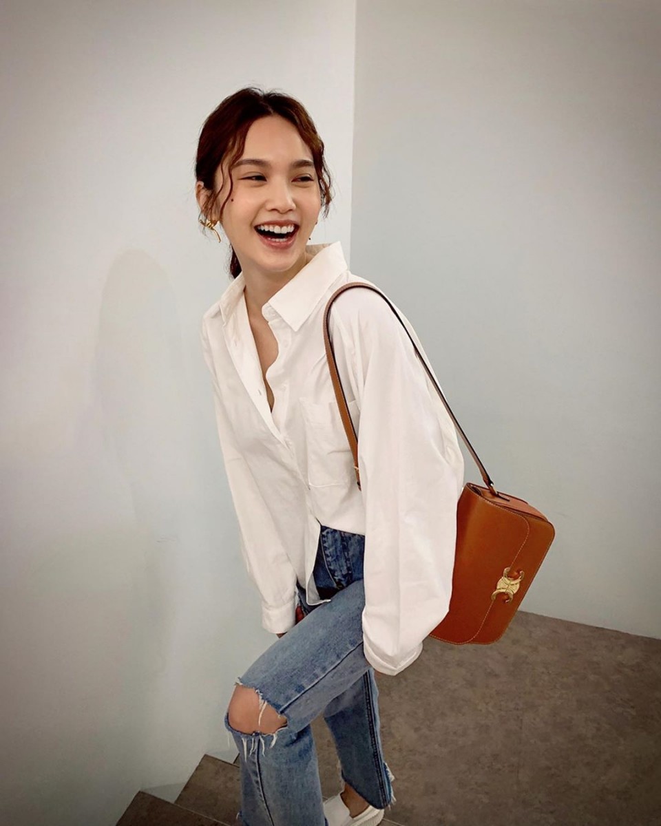 为什么别的女生穿白衬衫都能穿得很有型、很时髦，我穿白衬衫不是太Formal Look就是毫无穿搭感...到底白衬衫怎么样才能穿出独特气质风格呢？下面马上来分享给大家4个简单步骤，透过衬衫衣角扎法轻松告别呆板衬衫LOOK，穿出时尚层次感！