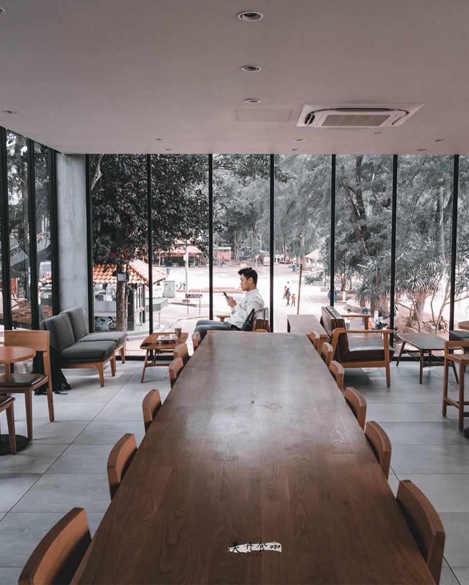 在玻璃屋设计的咖啡馆中一边享受咖啡、放松心情的同时，还能将一旁户外的广阔海景一览无遗！无论是室内还是室外都特别适合打卡拍照啊！