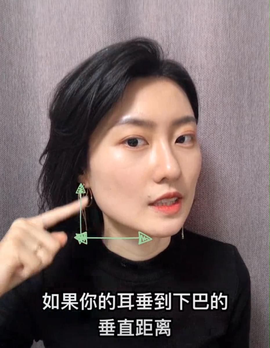 你有没有也被这款可盐可甜的「锁骨剪」烧到了呢？? 在决定剪短发之前，不妨碍参考以下这个测量法，简单量一量耳下至下巴的长度，就能知道自己适不适合短发造型喽：