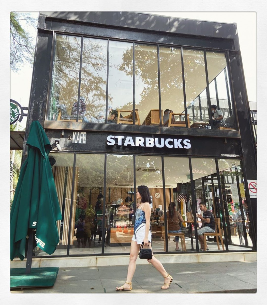 适逢如今无法出国畅游，不妨和家人朋友或另一半相约一起Cuti-Cuti Malaysia，到关丹来场短短几天的Getaway吧！到访以上推荐的Starbucks Teluk Cempedak也别忘了打卡拍美照、在IG @girlstyle.my 分享给小编哟 ❤️