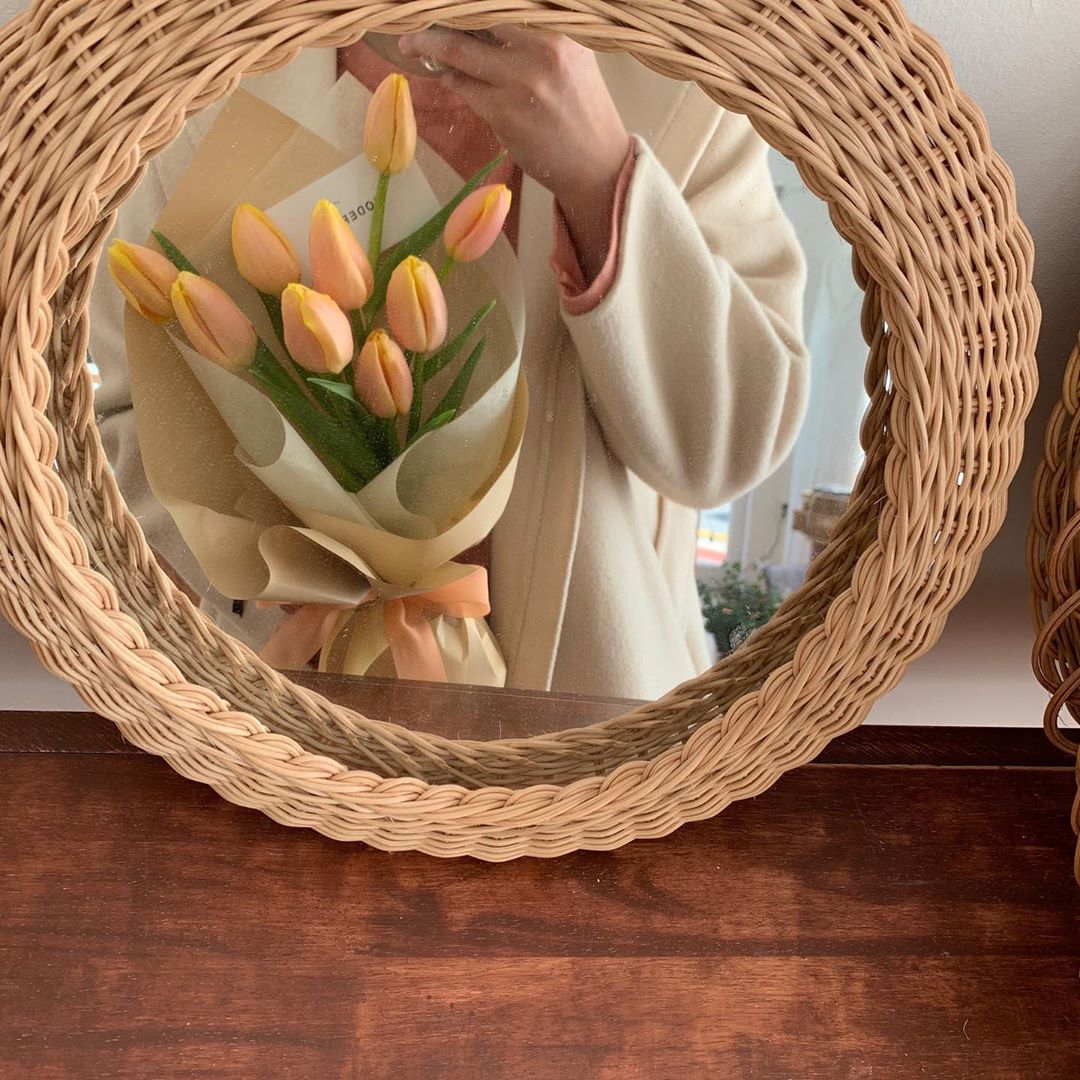 而近期这款结合了奶油粉色及芒果黄色的「芒果郁金香Mango Charm Tulip」,似是综合了「珍贵」和「永恒的爱」之意涵,向送花对象告白: 你是我一生中最珍贵的宝藏;愿我们之间用爱谱写的故事悠远绵长、祈愿我们的爱情恒久不变。