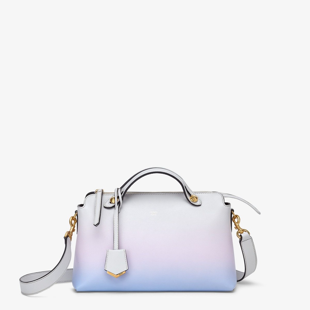 Iconic By The Way Boston中号手提袋的廓形,无论是通勤还是重要场合都很实用~宽敞的内部同样能「装」,斜跨和肩背用的肩带拆卸掉后还能手提;整体廓形和设计低调而不失奢华感!