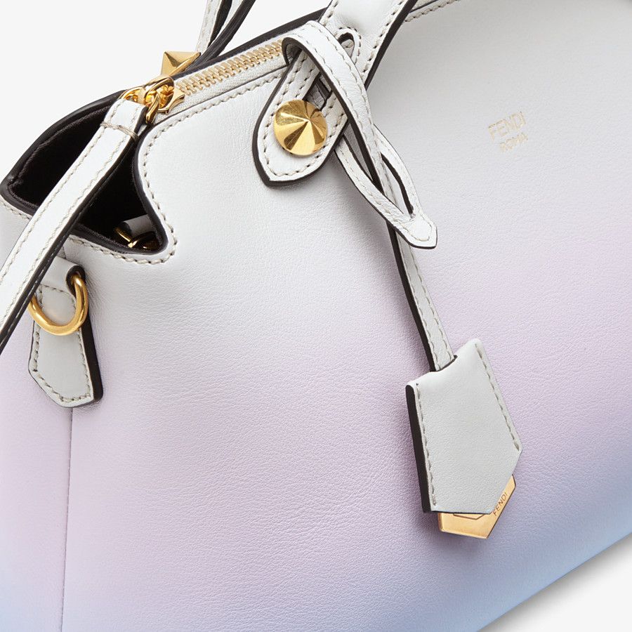 Iconic By The Way Boston中号手提袋的廓形,无论是通勤还是重要场合都很实用~宽敞的内部同样能「装」,斜跨和肩背用的肩带拆卸掉后还能手提;整体廓形和设计低调而不失奢华感!