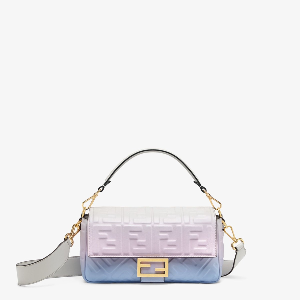 Iconic Baguette包包上还饰有品牌经典FF标志的压纹和FF搭扣,是正面翻盖、带内部隔层的设计~不仅可以手提、肩背,还能斜挎~适用当成各种场合的穿搭配件。