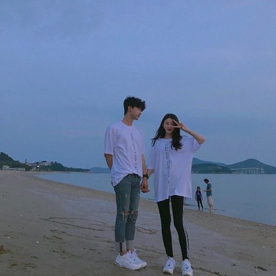 恰巧正合了那句「男生颜值巅峰,是在追求女生的时候」~除了外表之外,男生喜欢你的话也会将「照顾形象」彰显在行为上。比如表现得不如以前随意、会刻意营造良好表现;明明是个钢铁直男却会在意你或记得你说过的话,以及每件关于你的小事。