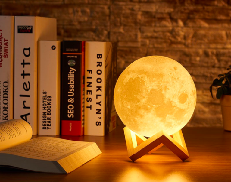 梦幻月球夜灯 如果对一整串的小灯饰不感兴趣、更倾向于简约布置风格,近期在网上很受欢迎的网红款3D月球小夜灯,也能轻松帮你优化空间里的设计感哟!