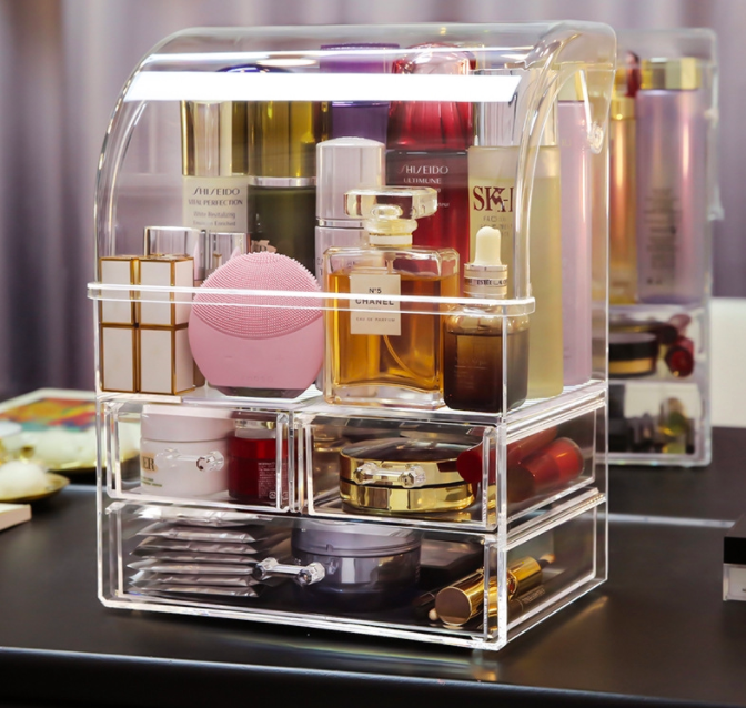 桌面收纳 凌乱的书桌和化妆桌容易降低办事和寻物效率;收拾出整齐的桌面,是打造舒适空间的必备要诀!不妨选购一些统一质感和色系的桌面收纳盒,光是营造出整洁度,就能给空间美感加分不少呢~