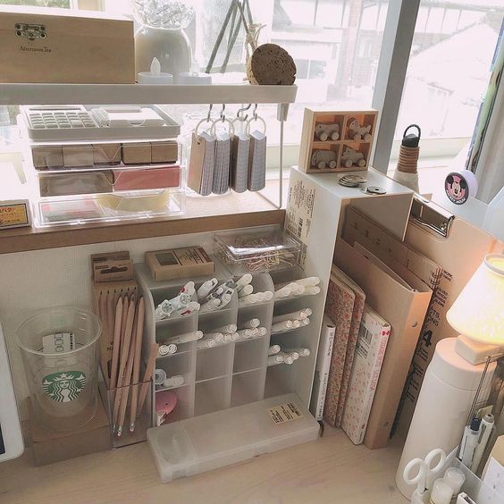 桌面收纳 凌乱的书桌和化妆桌容易降低办事和寻物效率;收拾出整齐的桌面,是打造舒适空间的必备要诀!不妨选购一些统一质感和色系的桌面收纳盒,光是营造出整洁度,就能给空间美感加分不少呢~