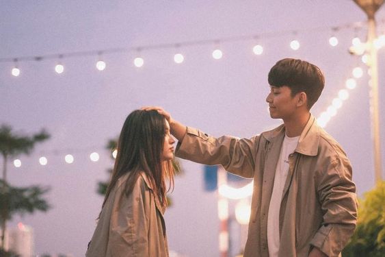 ✨2、会有轻度的肢体接触 异性之间的安全距离一般为20cm左右~如果并肩行走、或在一个空间中相处的时候,他会有意无意离你特别近,甚至做出「轻碰你的头或手」、「点一点你的肩膀」等轻度肢体接触,都是他对你有feel的表现哟~