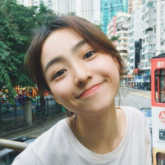 5、注意防晒能有效抵御色素沉淀、避免留下痘印。 6、勤换被单、床单和枕头套,上面的灰尘和细菌蹭到脸上会引发痘痘冒不停! 7、确保每日饮水量充足、护肤时注意清爽型保湿滋养,避免皮肤缺水导致油脂分泌旺盛+痘痘增生。 8、手上有许多肉眼看不见的细菌,尽量少摸脸、更不要用手去挤痘痘。