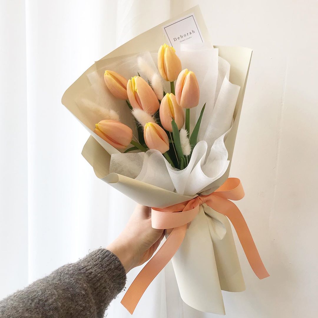 无论是芒果郁金香单一花束,还是添加了兔尾草、小雏菊等其他花材点缀,都高雅柔美得让人爱不释手!? 温馨提醒广大男友群们,想要送花束表达爱意别光只会挑玫瑰,郁金香会让你家女友更加惊喜+惊艳哟~?❤️