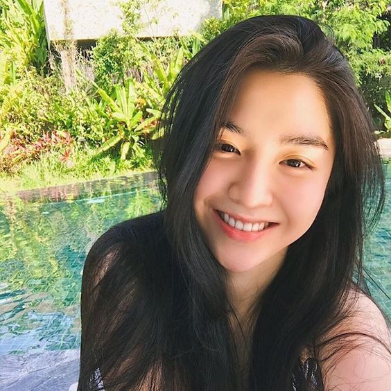 1、少吃刺激油脂分泌、引致皮脂代谢紊乱的辛辣油炸食物。 2、抗糖很重要!甜点、奶茶、高糖分饮料尽量减少摄取~ 3、每天要记得及时卸妆、清洁脸部,全脸大大小小的部位都要清洁到位哟~ 4、毛巾上容易沾到细菌灰尘,所以洗完脸用一次性洁面巾擦干脸更好哦!