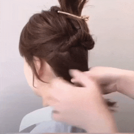 超减龄女孩感编发:步骤(二):将公主头别起来固定,剩余的头发扎好往内卷收。