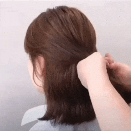 超减龄女孩感编发:步骤(一):首先扎一个公主头,然后往内卷收、稍稍拉松。