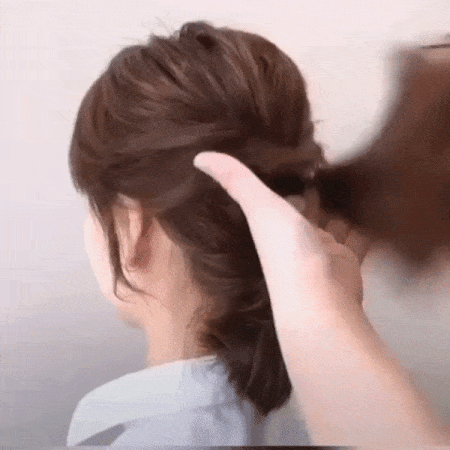 超减龄女孩感编发:步骤(三):把公主头发尾往内收;稍微拉筋饭圈就搞定喽