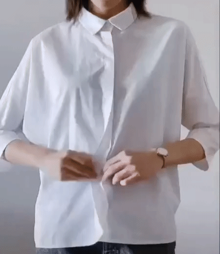 步骤（一）：首先将衬衫的最下面两颗纽扣解开～