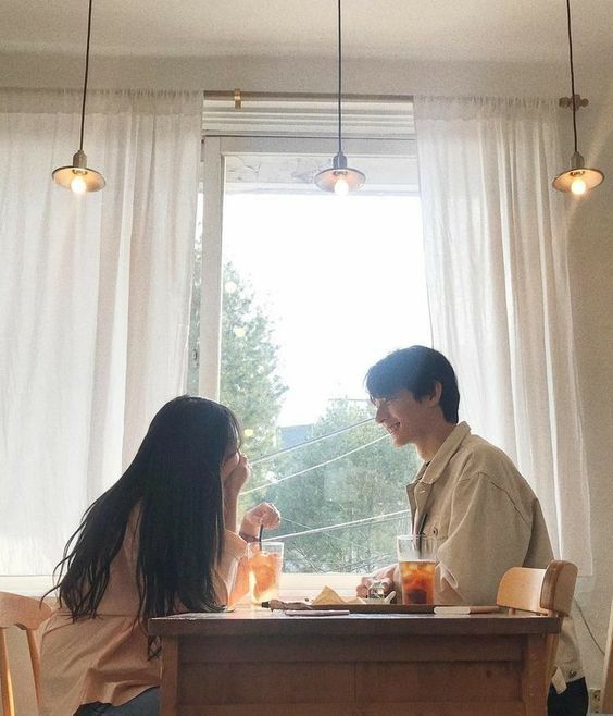 ✨3、单独约你出来见面 或许你会觉得:「朋友之间单独约出来喝茶吃饭聊天很正常,不能算是『喜欢』的证据吧?」但UP主认为,成年人的世界里大家都为自己的生活和工作奔波忙碌,所以会做出什么决策,一般都具备自己的目的性:「没有人会为了一段没有意义或没有结果的关系而单独约你出来」。