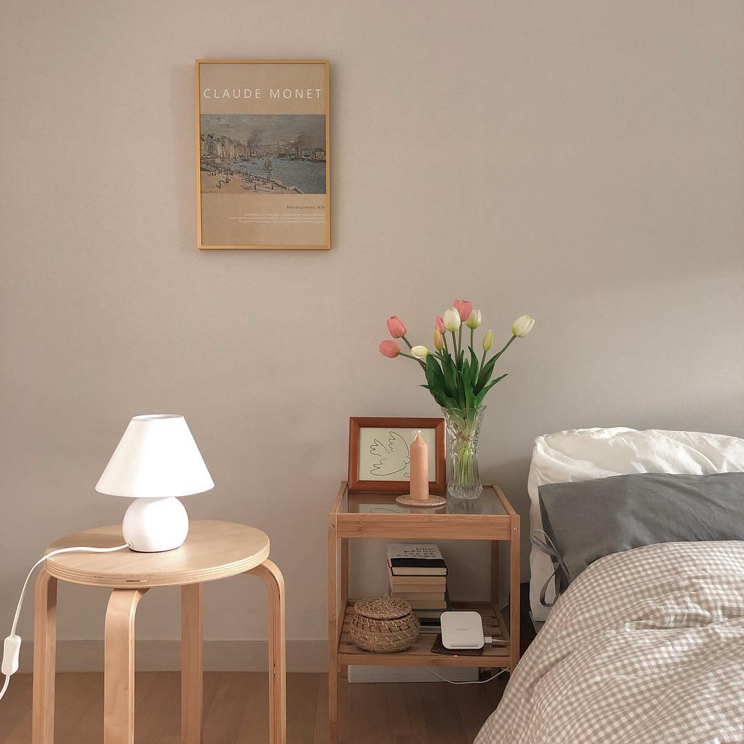 仿真花 比如近期很流行的郁金香仿真花就特别适合摆在桌面点缀,给房间填入鲜明色彩、增添布置亮点。?