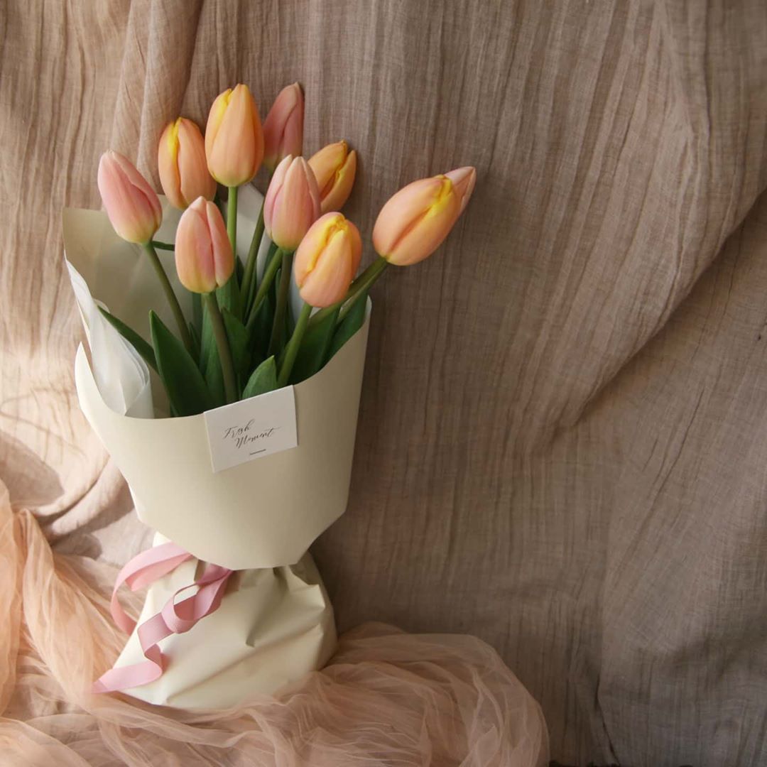 传说中郁金香是「爱的化身」,花型高雅脱俗,有着「能干、聪颖、高贵、美丽、永恒」的寓意,花语是永恒的祝福及爱的表白。其中黄色郁金香有着珍贵爱情的意涵、粉色郁金香则代表着恒久不变的热爱…