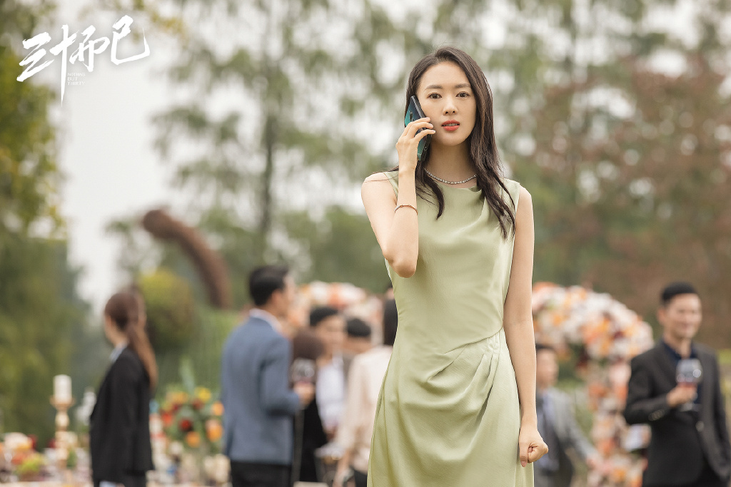 以下8条《三十而已》人生经验仅献给即将迈入或已经在30年华里的女生们,希望借此告诉大家:其实30岁并不可怕,可怕的是我们与理想的自己之间的差距...我们不用非得变得完美,而是要学会勇敢面对和向前~