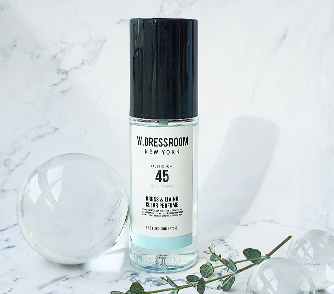 大热天容易流汗、下午出去吃个饭、晚上和朋友们吃火锅烤肉，身上都特别容易有尴尬异味！韩国超夯衣物居家香水喷雾品牌W Dressroom旗下有超多香味可选，携带在包包里随时喷一喷就能和身上异味说Bye，还具备杀菌功效。最重要的是一款RM18+就能入手，CP值爆炸高～选择太多不晓得从何下手？以下给大家推荐4款绝不NG的最畅销香味：W.Dressroom Dress & Living Season 2 Clear Perfume（70ml）- No.45 Morning Rain 参考价格 RM18.90