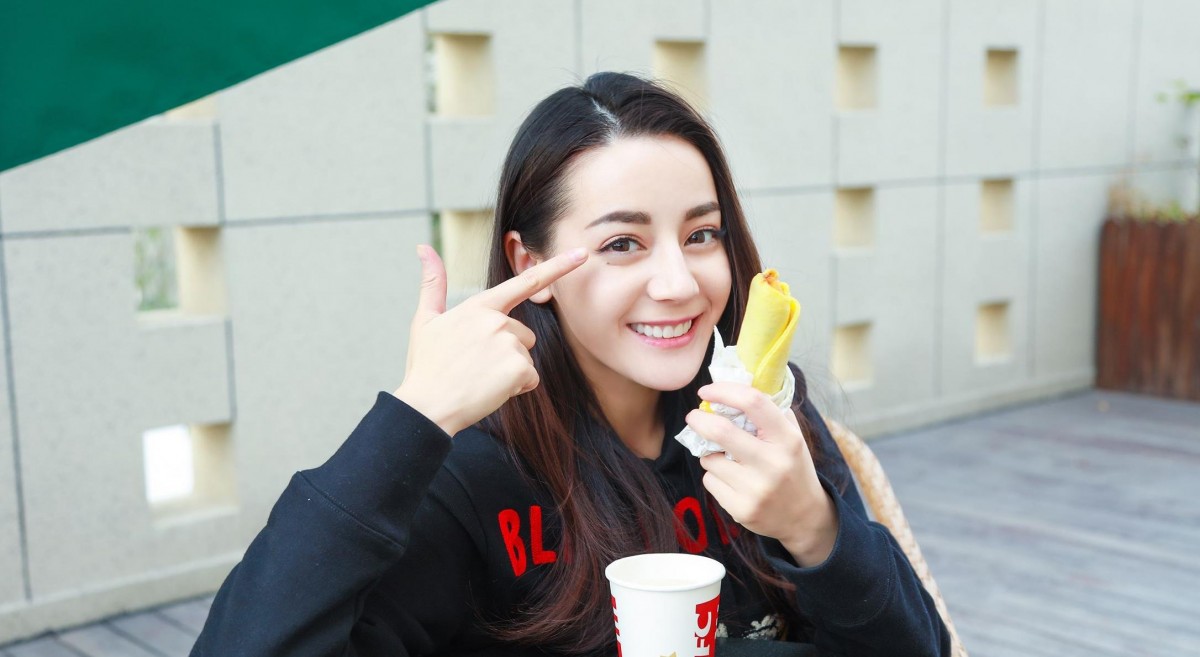 早餐吃得饱,晚餐吃得少~ 「早餐吃得饱、午餐吃得好、晚餐吃得少」健康饮食法则相信大部分Girls都听过~热巴曾说道自己是水肿、脸特别容易胖的体质;因此即便自己多爱吃也会尽量克制,避免在镜头前体态「大走钟」~所以她一般早餐会坚持健康吃+吃饱饱,午餐正常饮食,晚餐尽量吃少或有时甚至会戒掉晚餐。