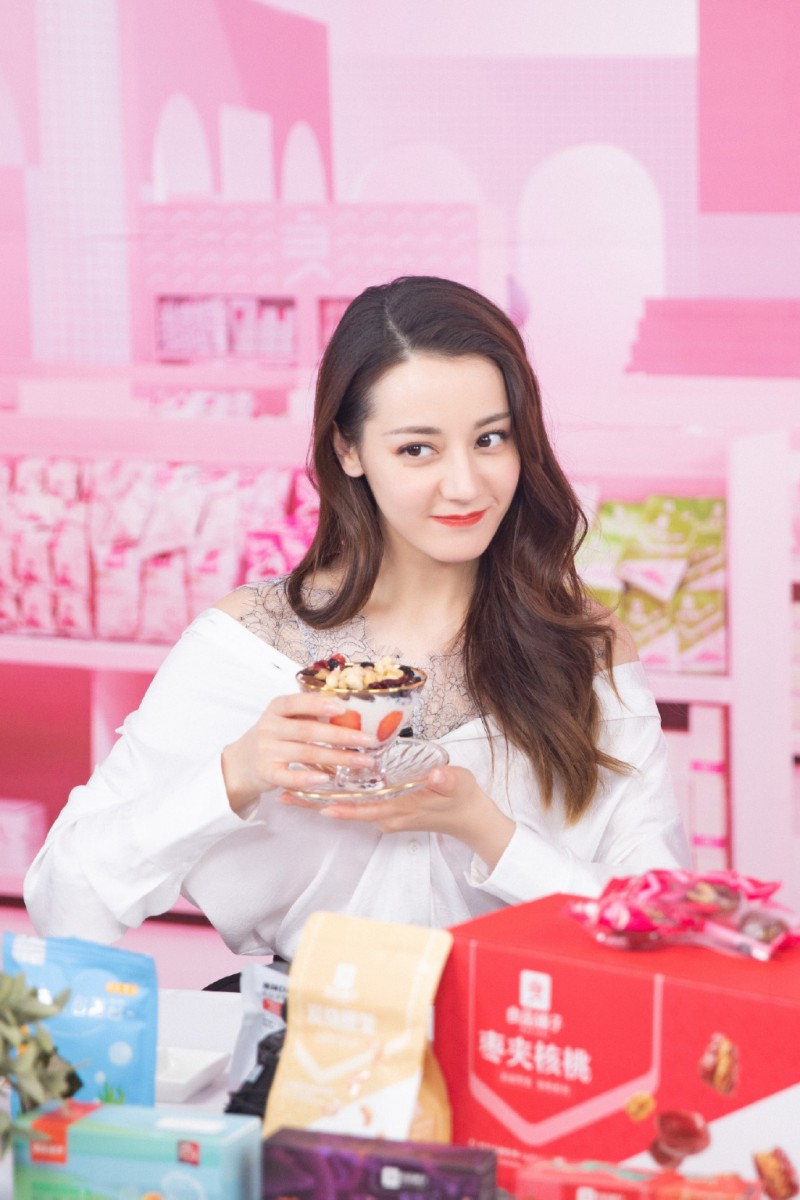 热巴女神小吃货形象众所皆知,究竟她有什么妙招可以既爱吃又能维持仙女身材?她曾坦言自己和我们所有人都一样,工作忙起来回到家根本没有精力坚持健身运动,因此在维持身材方面多靠健康饮食方法辅助~一起来看看可爱热巴亲享的3大饮食瘦身法则,和她一起「吃」出美美body: