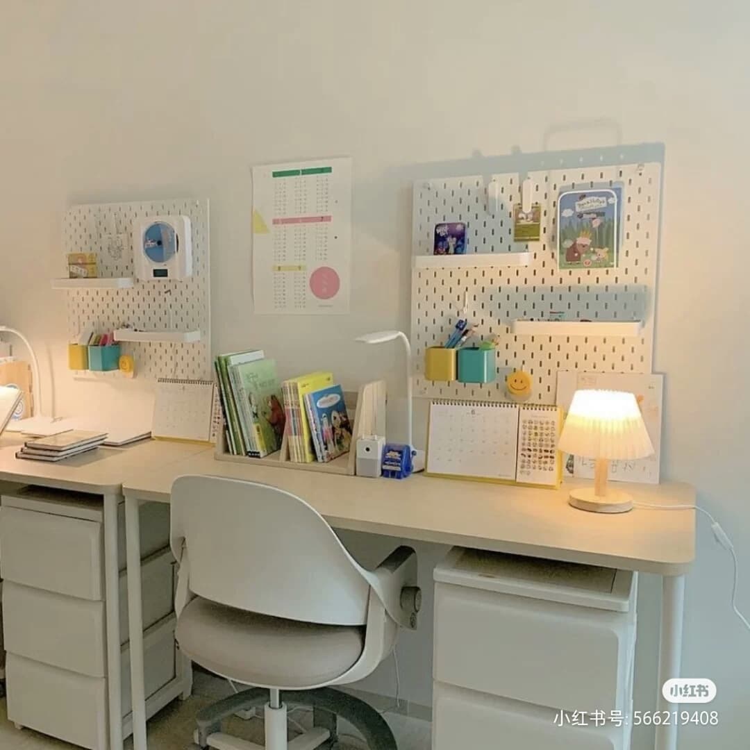 新常态下相信还有不少Girls需要Work From Home或在家上网课~但杂乱的桌面看着就让人特别没有想学习和工作的欲望!(哭)好好工作学习从拥有一张整齐干净的书桌开始,保证会让你做起事来更有效率哟!