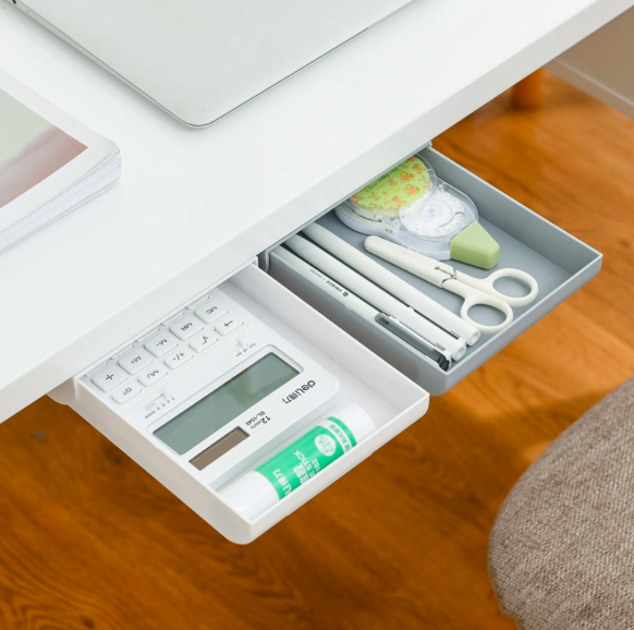 抽屉不够用、或者不想桌面上有太多散放的文具和小物件?可以考虑添置这款桌底隐藏式收纳盒!参考价格 RM5.99 >> 链接