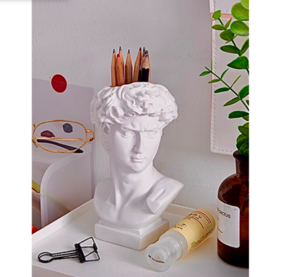 大卫石膏雕像设计的摆件,但凡有在留意房间布置内容的Girls相信都曾见过!堪称摆件界『网红』吖(笑)用来插花点缀、收纳文具都特别实用呢~参考价格 RM26.03 >> 链接