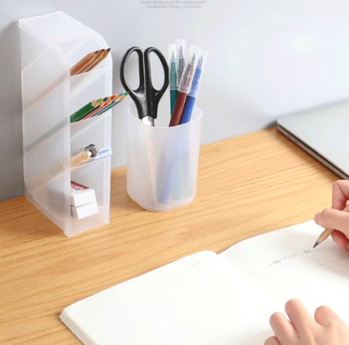 有没有Girls和小编一样有爱买一堆笔和文具的嗜好?(笑)这款半透明磨砂款的笔筒对于桌面文具收纳可以说是大写的实用哟~ 参考价格 RM4.99 >> 链接