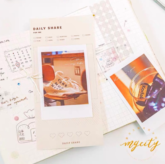 一盒装有高达200张INS风照片,无论是贴在墙面或夹在网架、照片墙都很合适;还能用来做手帐呢!超实惠~ 参考价格 RM14.50 >> 链接