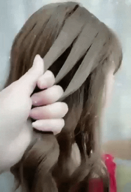 右边重复同样动作即可~轻松完成小仙女感气质发型,尤其适合搭配温柔风、可爱风的OOTD穿搭哟!