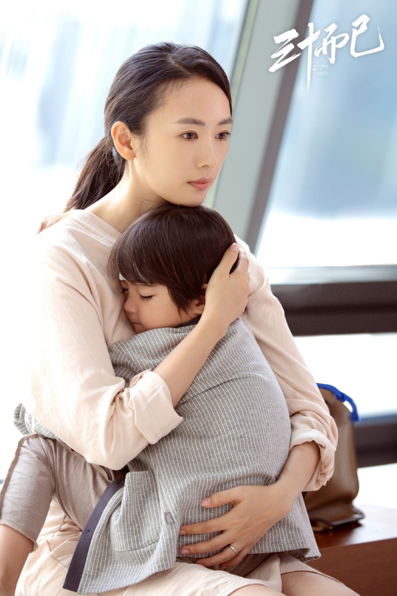 3、高情商不是一味忍让,是保护好自己的同时还能完美反击。 高情商并不是一味地自我委屈忍气吞声、无底线良善待人;在受到冒犯时,真正高情商者会懂得在保护好自己的同时,还能漂亮反击! 顾佳在知道丈夫出轨后万分失望,但依然保持理智冷静地和对方摊牌:「第一、这事没法原谅;第二这件事必须马上解决,她可以破坏我的婚姻但不能伤害我儿子,她敢打到楼下当前台、去幼儿园找我儿子,我就不会把她当做一个普通的小三,我要让她离开这座城市;第三、解决完这件事,我们俩就去办离婚」。