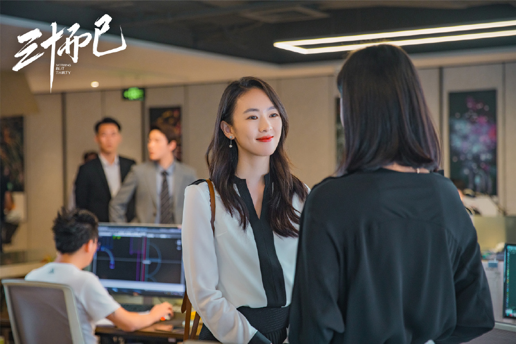 其中女主角之一的顾佳在兼顾事业与家庭依然表现全能,不仅上得了厅堂下得了厨房、可温柔可霸气,还能完美反击手撕破坏家庭的小三、伤害儿子的人;智商情商皆在线的她被誉为「完美人设女主角」,堪称是观众心目中的新时代女性典范。