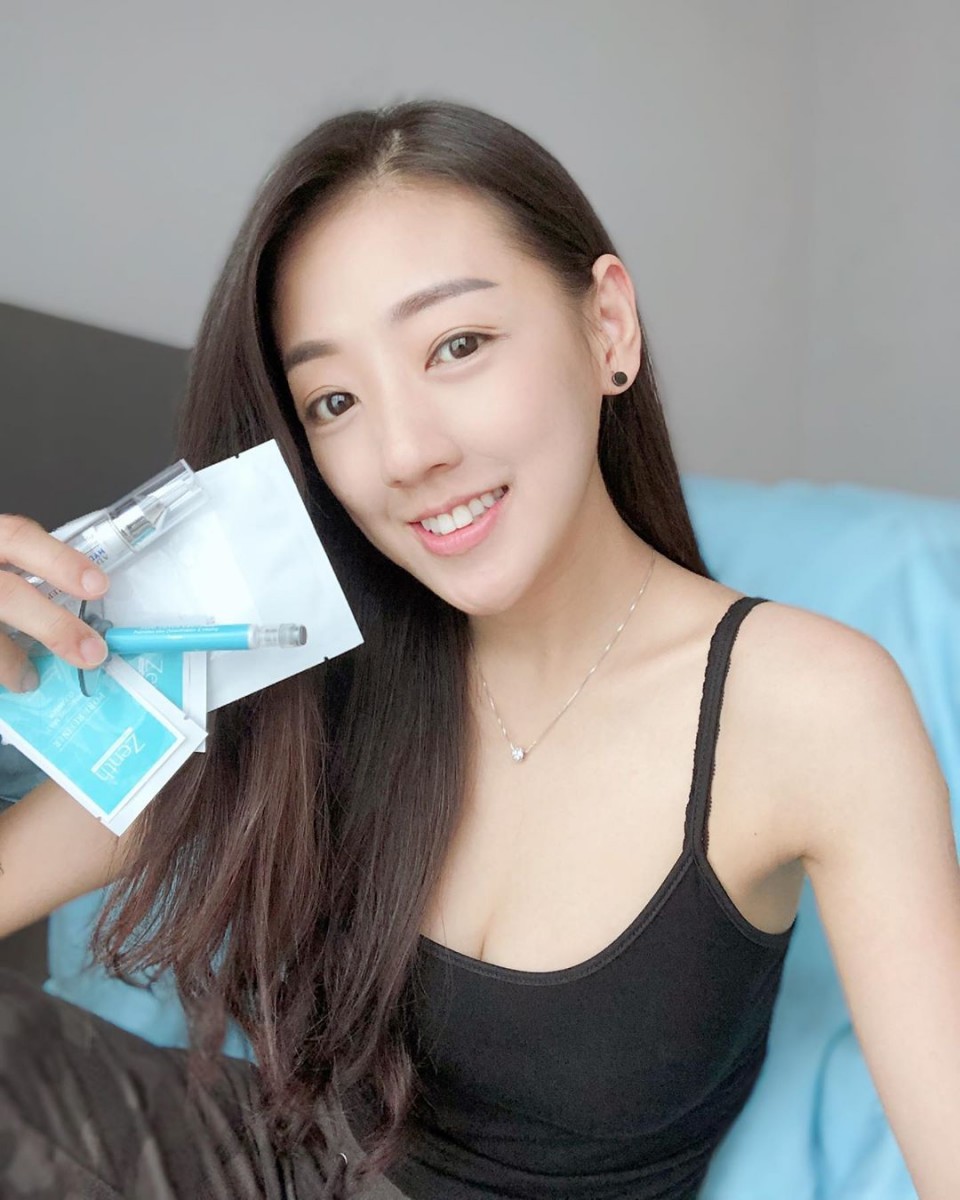 ✨ 5步骤打造「磨过皮」般的零毛孔牛奶美肌 击退粗大毛孔的最基础秘诀,就是给它们来一波大扫除!清洁如果不够深层,躲在深处悄悄撑大毛孔的脏东西就会没办法被清走;若深层清洁过度,又会导致肌肤屏障受损~ 所以Zen'th专业打造的Pore Refiner Kit会确保「清洁+排毒+养肤」三管齐下,让肌肤经过深层清洁后不仅变得干净溜溜,还能由内至外养出好肤质,真正拥有素颜也焕发水嫩透亮光采的绝美肌肤~