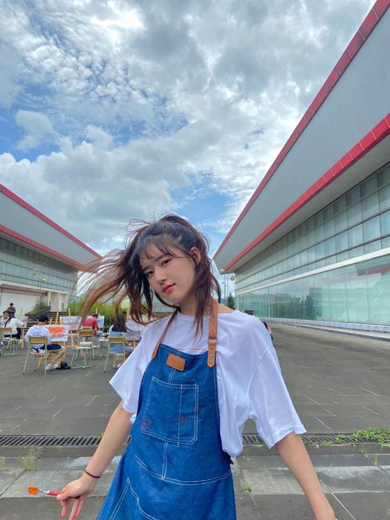 想要拍出好看的OOTD美照、户外打卡照片,抓机者的拍摄构图技巧真的特别重要,否则POSE摆得再好也很容易拍出废片~今天来给Girls分享这篇小红书博主 @ 舒舒啊 整理的拍照构图笔记,一定要share给身边那位「直男构图」抓机没sense的男友,「强迫」他一起勤奋学习啊(笑)