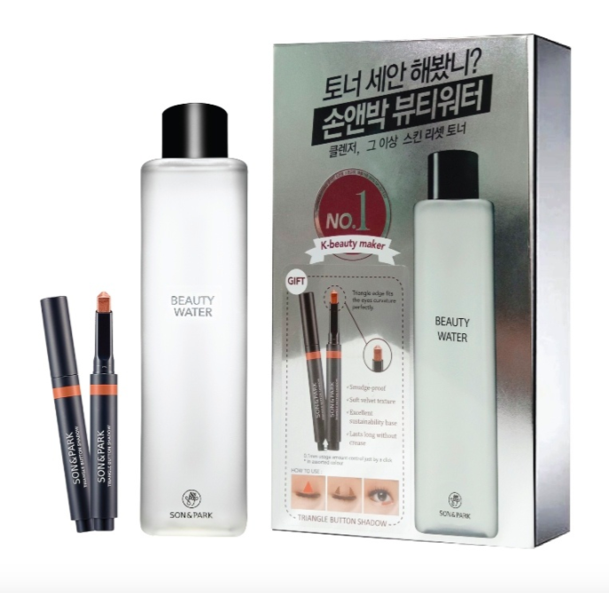 SON&PARK Beauty Water Set(RM109) >> 链接 SON&PARK是韩国顶级化妆师推出的品牌,旗下最热销、全智贤也推荐的Beauty Water化妆水,相信集美们都有所耳闻~这款化妆水极度推荐Girls在妆前先湿敷一下软化角质,后续会发现底妆超级服帖哟!而且里面蕴含的番木瓜果水成分还能帮助清洁毛孔残留,卸妆后倒在化妆棉上擦拭上脸,具备很好的二次清洁功效~