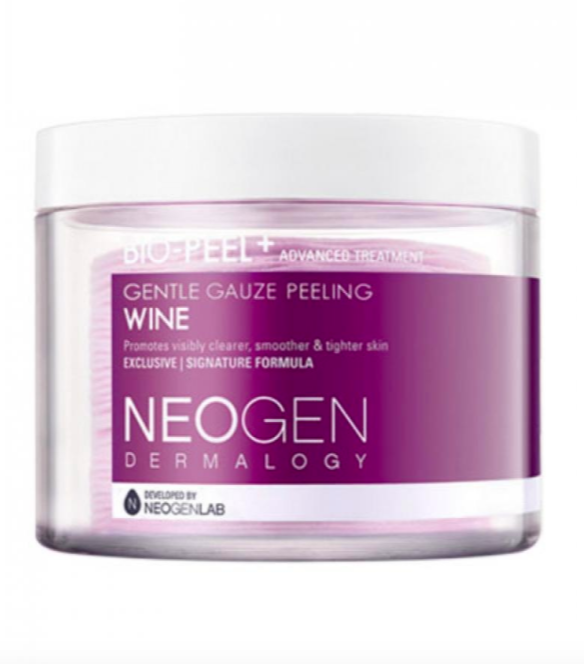 NEOGEN Bio-Peel Gauze Peeling 200ml #Wine (RM106)>> 链接 在Olive Young热销的NEOGEN去角质棉片一共推出了三款选择:绿茶、柠檬和红酒;其中这款红酒去角质棉片主打抗氧化和收敛毛孔~用法很简单:凹凸粗糙纹路的那面适合用来柔和擦拭肌肤进行去角质,之后用柔软的那一面棉片进行湿敷。最后用清水洗脸后,就会瞬效get到干净光滑的肌肤喽~去完角质后肌肤对于后续的基础保养更好吸收。