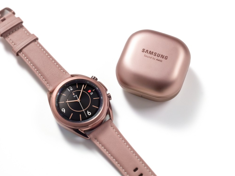 Samsung Galaxy Watch 3 相比起传统型手表只能用来看时间,多功能的智能型手表可以随身系带着例行各种日常事务、量测使用者的身体健康、帮助达到健身健康目标等,真的特别适合新时代下的大家佩戴使用!Galaxy Watch 3的旋转表盘采以轻量设计及绝佳工艺制成,戴起来不仅舒适还特别时髦美观呢~还有一项重点是,Galaxy Watch 3只要侦测到佩戴用户有跌倒的危险性时,便会将定位资料发送给preset的紧急联络人,这样的功能设计真的特别贴心吖!