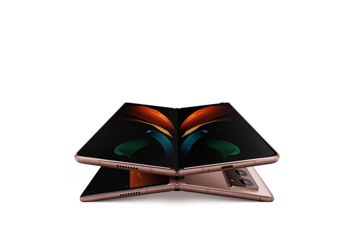 Samsung Galaxy Z Fold 2 左右边队便折叠设计的Galaxy Z Fold 2堪称「智慧型手机+平板电脑综合版」,即轻便携带又能随时感受平板般的大屏幕体验~而且无极限全荧幕设计近乎完全没有边框感,真的太强大啦!