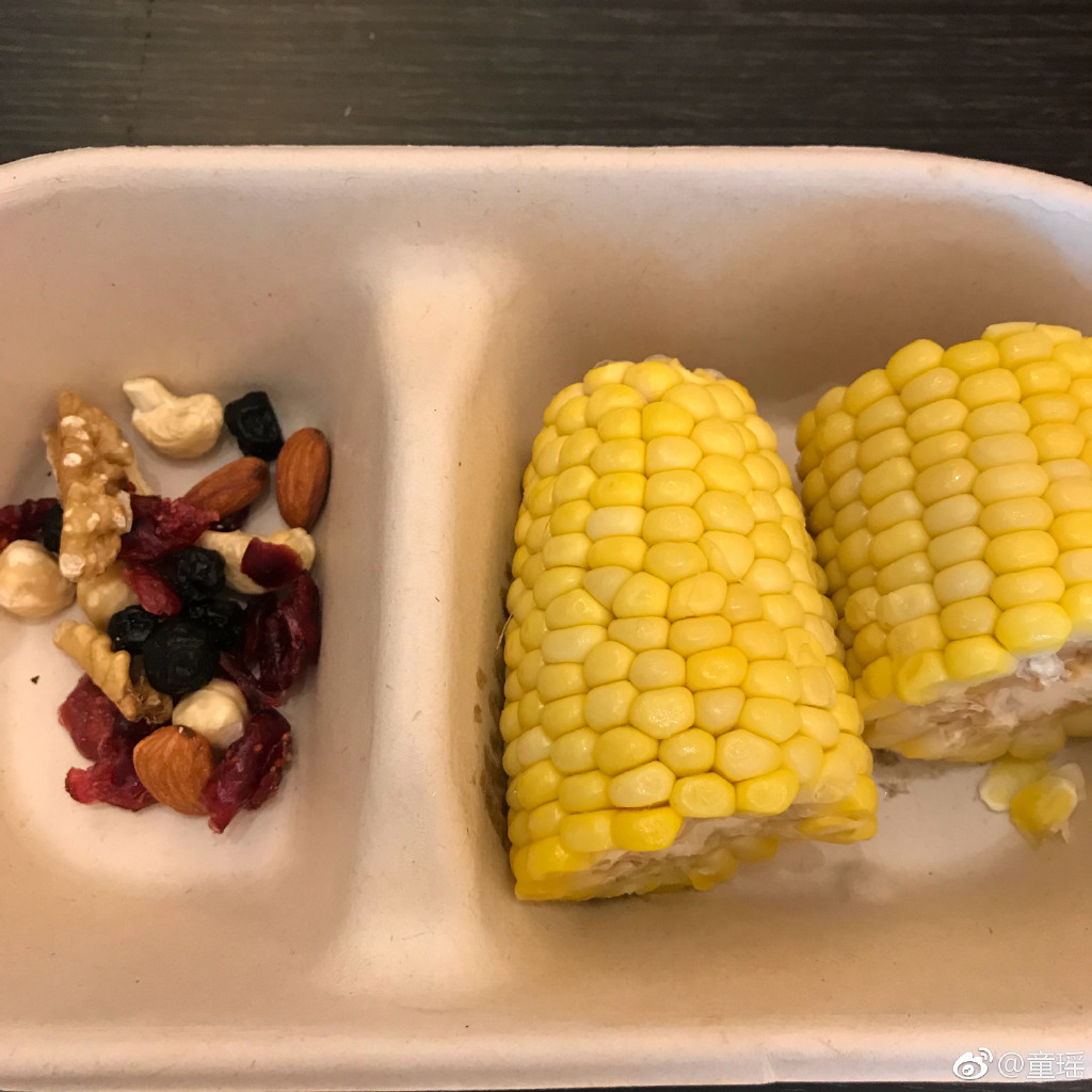 瘦身秘诀(一):少吃加工食品、多吃粗粮 在童瑶的日常菜单里经常可见「粗粮」和「原性食物」。减肥期间很多女生都会有「不能碰碳水化合物」的迷思,但该戒掉的仅仅只是精制淀粉制成、会让血糖快速飙升的食物,好的碳水化合物如燕麦、粗粮米饭、番薯地瓜、玉米、南瓜等则须衡常摄入,才能确保身体基础代谢能力不会骤降以致瘦身成果长期停滞不前!