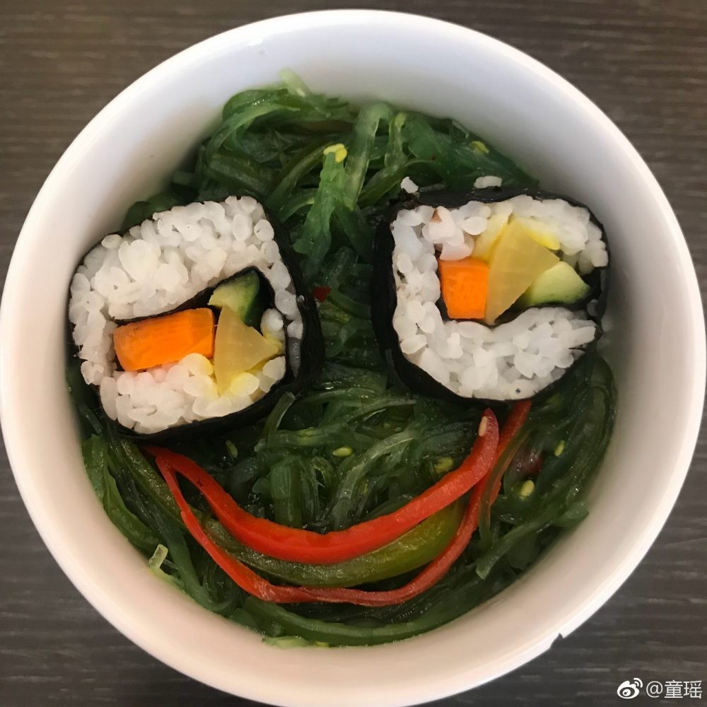 瘦身秘诀(二):早餐吃得饱、午餐吃得好、晚餐吃得少 童瑶曾分享自己除非工作必要,否则一般日常中不会太刻意戒口,仅会以维持良好饮食习惯为维持身材基础。比如她早午晚三餐她会遵照「早餐吃得饱、午餐吃得好、晚餐吃得少」法则;早餐会吃蔬菜粥、见过、水果、水煮蛋、全麦面包等特别丰盛!午餐则会注重健康均衡饮食、少油少盐,会多吃蛋白质与蔬菜、健康粗粮玉碳水化合物;晚餐部分则吃得较少,选择的食物会偏清淡、多吃蔬菜,或者只喝一碗汤。