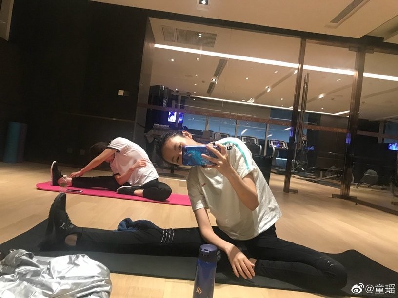 瘦身秘诀(四):配合运动双管齐下 除了饮食方面的管理,童瑶也有坚持运动习惯,比如没有上健身房的话可以选择慢跑,平日里也喜欢做高温瑜伽来帮助促进全身新成代谢、培养协调力和专注力。配合运动双管齐下,瘦身方面会比单靠控制饮食来得更有效哟~身材线条也会更加紧致、更具曲线感~