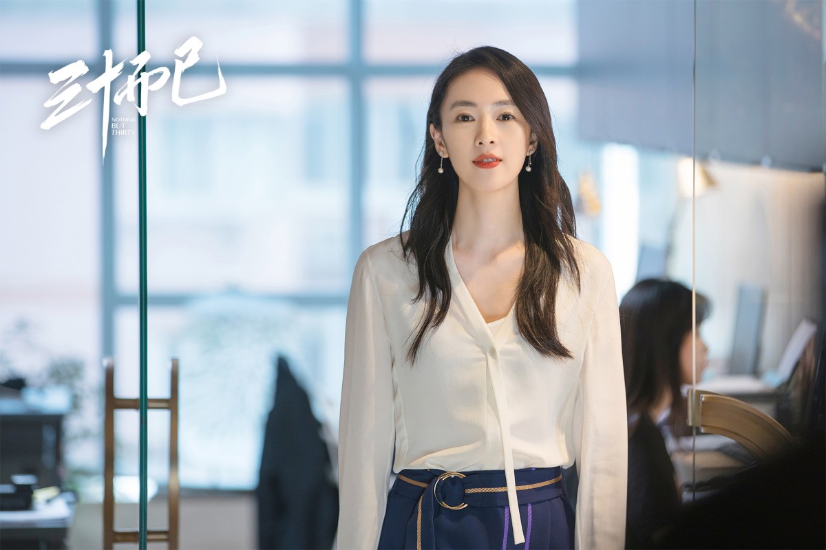 随着高评分陆剧《三十而已》的热播,情商智商皆在线女主角「顾佳」的可说是圈粉无数!饰演顾佳的演员童瑶在剧中完美演绎了可温柔可霸气的顾佳一角、演技备受认可,剧外现实生活中35岁的她无论身材KEEP得超好,让女观众们表示大为羡慕!