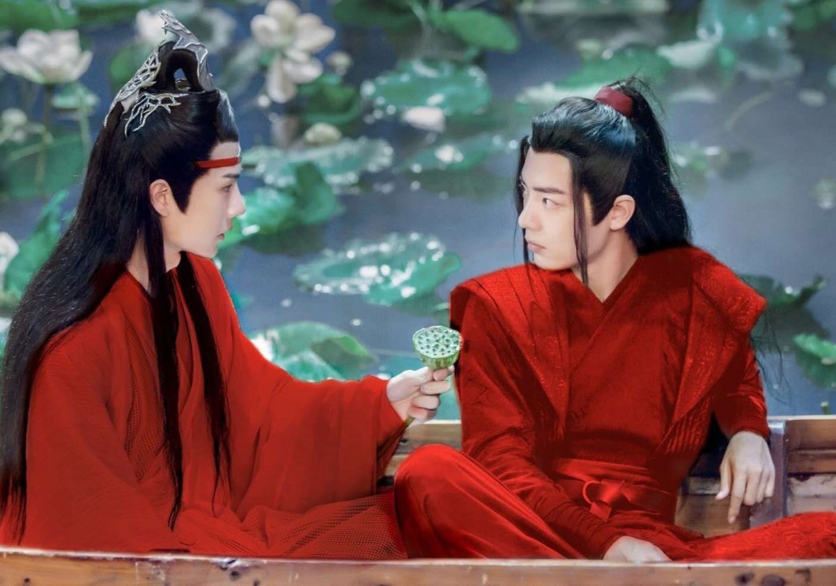 俩人在原著中没有清楚描绘结婚环节，但其中一篇番外中蓝忘机说：「我们已经是拜过天地的的道侣，不是偷欢…」虽然知道剧版不会有类似的售后，让粉丝们仍然对忘羡婚礼场景极为憧憬！网上还有特别有才华的粉丝帮俩人的剧照P上大婚红袍（笑）而且逼真度很高的呢～