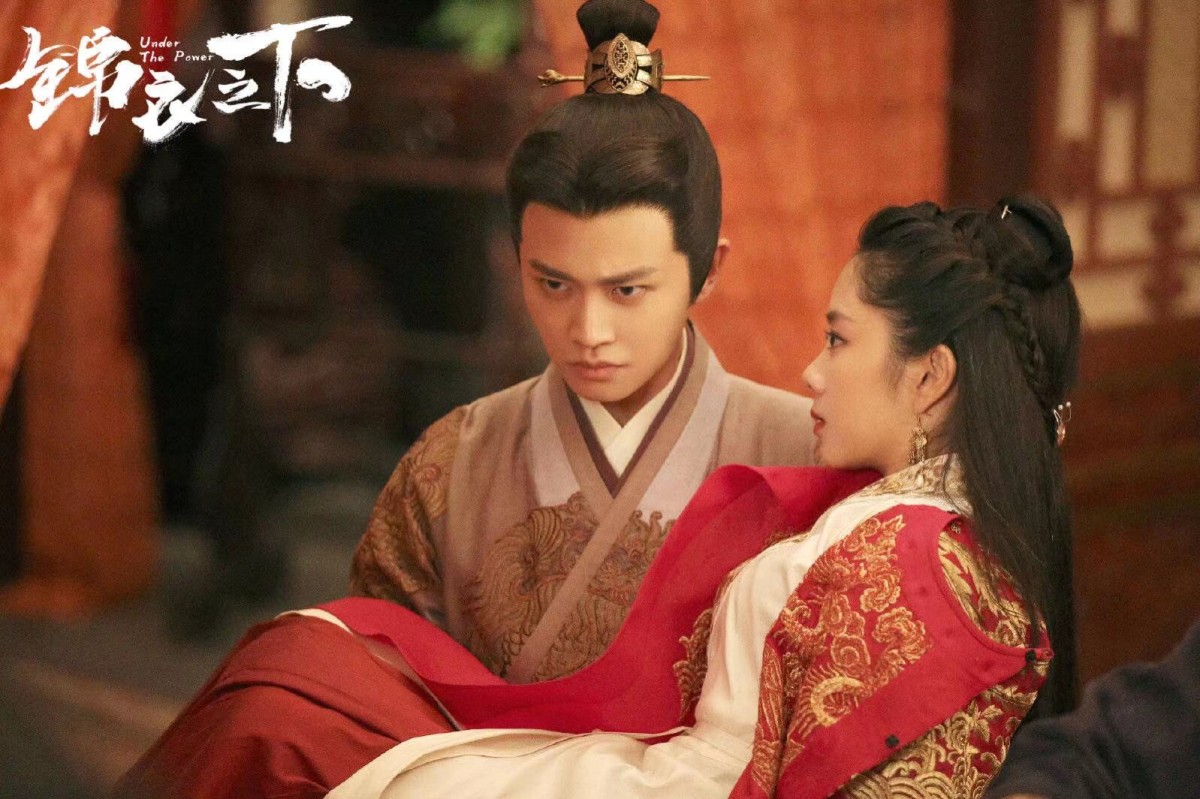 陆绎和袁今夏中期才开始正式撒糖，快到结局却开虐；虽然最终还是修成正果、今夏在大雪中等到了陆大人被皇上赦免出狱，但不少「锦衣奶奶」都觉得看不够，笑言：导演大人，连小阁老都喝今夏一起穿过大婚红袍，咱们六元一斤虾CP不配喝喜酒、不配拥有一场正式的婚礼吗！？