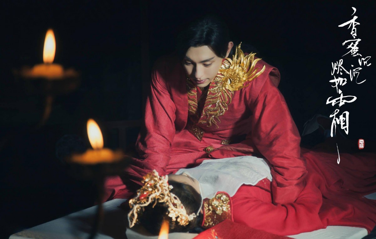 《香蜜沉沉烬如霜》灵修CP 锦觅和旭凤在人间历劫时，后者从战场归来等到的却是锦觅的冰冷尸体，最终旭凤带着锦觅穿上大婚用的红袍，在王陵里殉葬。后来锦觅嫁给润玉，大婚上后者却将计就计谋划成一场骗局；来抢亲的旭凤因为被锦觅误会时杀父仇人，心碎受了锦觅的致命一剑。「你可曾爱过我？」「从未…」，亲手杀死旭凤后锦觅吐出陨丹，才意识知道自己亲手杀死的是自己真正爱上的人，妥妥的「红事变白事」一整个爆虐心！